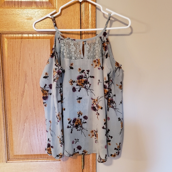 Rewind Cold-Shoulder Top - Picture 3 of 4